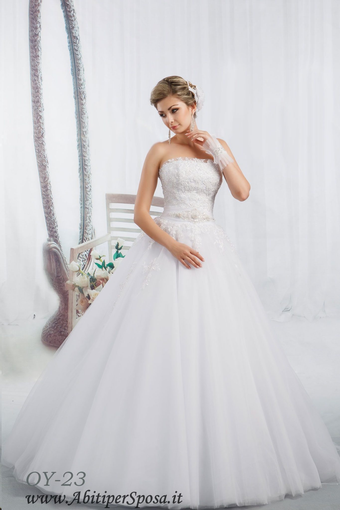 Abito Da Sposa Ampio In Pizzo Modello Regina Abitipersposa It Abiti Da Sposa Online Italia